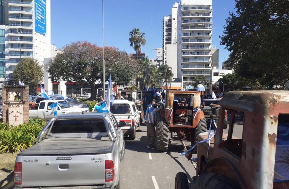 Productores santafesinos marcharon hacia Buenos Aires en un tractorazo