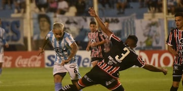 Racing de Nueva Italia y un planteo más ofensivo ante Chacarita, para quedarse con los tres puntos (Facundo Luque / La Voz)