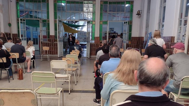 En la Escuela número 88 "Juana Manso" pusieron sillas para hacer la fila de las mesas. (@dianadevas)