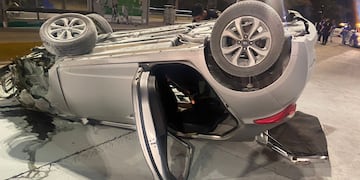 El auto se dio vuelta y se incendió. Adentro había armas y dólares. El conductor quedó detenido.