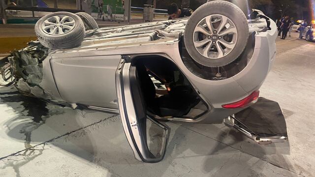 El auto se dio vuelta y se incendió. Adentro había armas y dólares. El conductor quedó detenido.