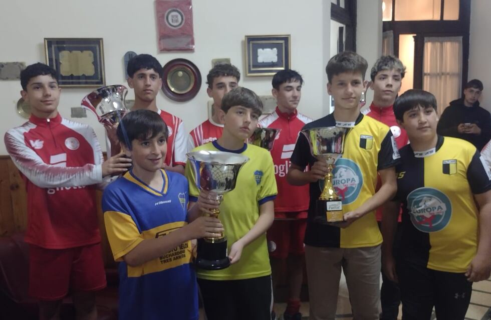 Entrega de copas a los campeones de las cinco categorías de las Divisiones Menores de Fútbol