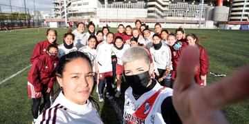 Cazzu con el plantel femenino de River.