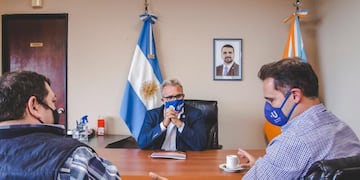 El jefe de Gabinete, Mario Daniele y el subsecretario de Desarrollo Económico, Gustavo Ventura, recibieron al secretario gremial de Luz y Fuerza Patagonia, Ariel Bugliolo.