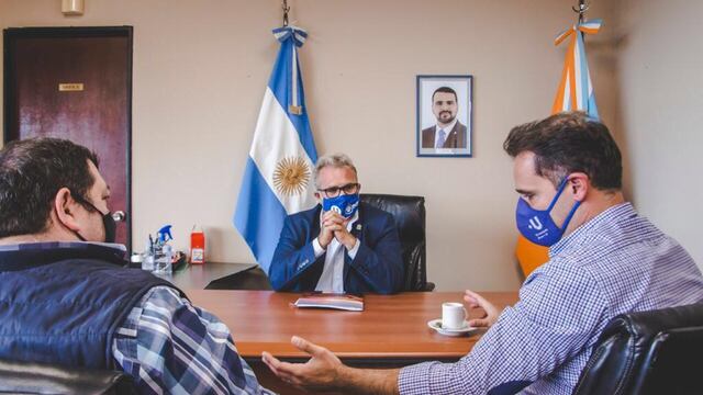 El jefe de Gabinete, Mario Daniele y el subsecretario de Desarrollo Económico, Gustavo Ventura, recibieron al secretario gremial de Luz y Fuerza Patagonia, Ariel Bugliolo.