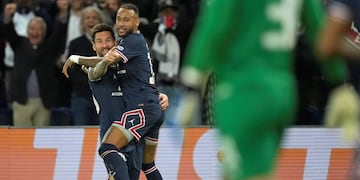 Messi es felicitado por Neymar. Leo apunta a Mbappé para agradecerle el pase. (AP)