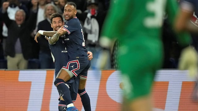 Messi es felicitado por Neymar. Leo apunta a Mbappé para agradecerle el pase. (AP)