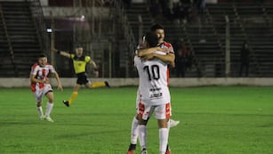 Larrea festeja su gol con Agustín López