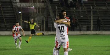 Larrea festeja su gol con Agustín López