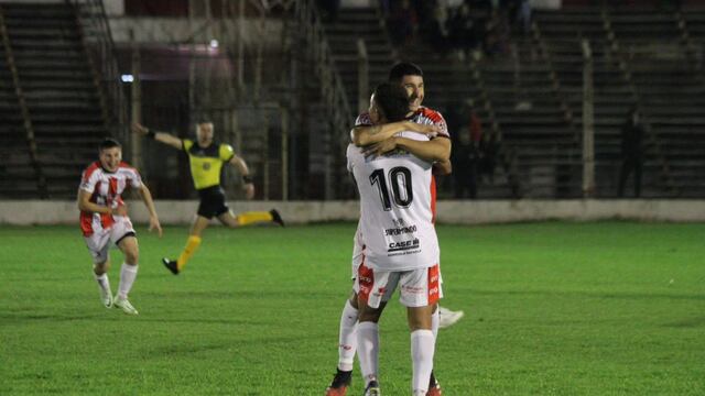 Larrea festeja su gol con Agustín López