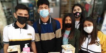 Los jóvenes emprendedores junto al set de baño que crearon.