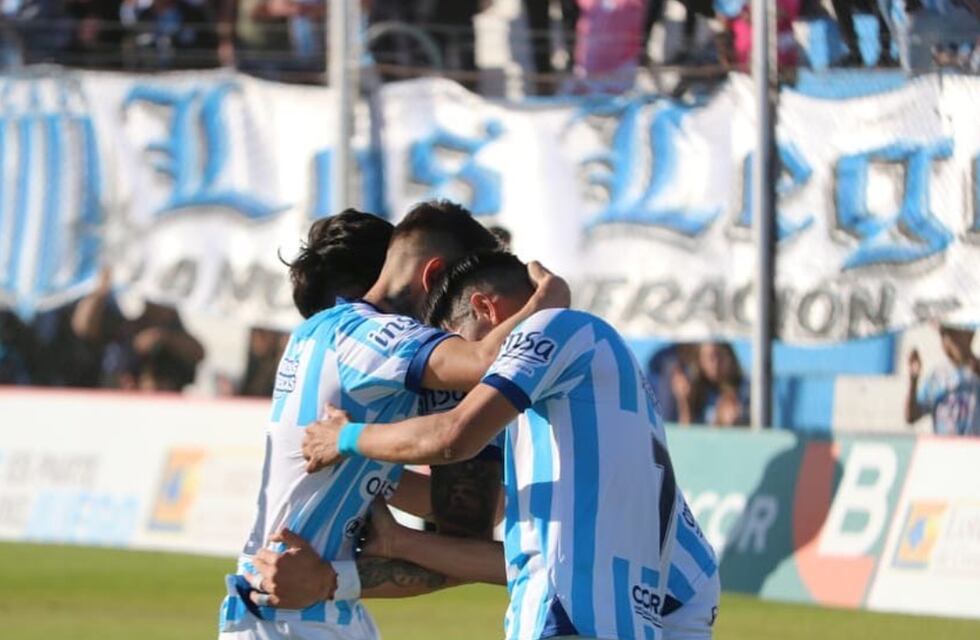 El golazo de Axel Oyola para que Racing siga como único puntero en el Federal A