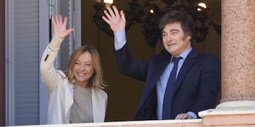 Milei y Giorgia Meloni salieron a saludar al balcón de la Casa Rosada y brindaron una conferencia de prensa conjunta. (Gentileza Clarin)