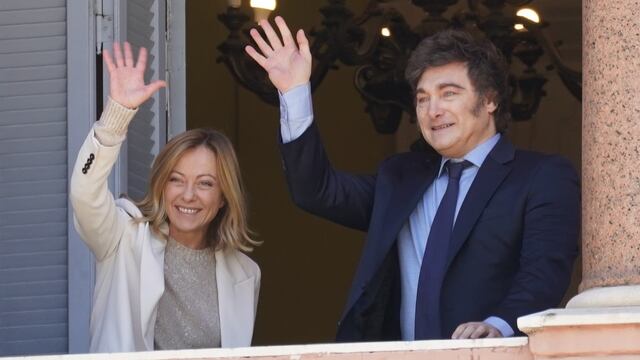 Milei y Giorgia Meloni salieron a saludar al balcón de la Casa Rosada y brindaron una conferencia de prensa conjunta. (Gentileza Clarin)