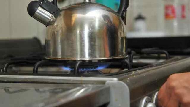 Poniendo la pava para el mate. (La Voz / Archivo).