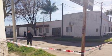 Una mujer fue encontrada sin vida y la Policía detuvo a una persona.