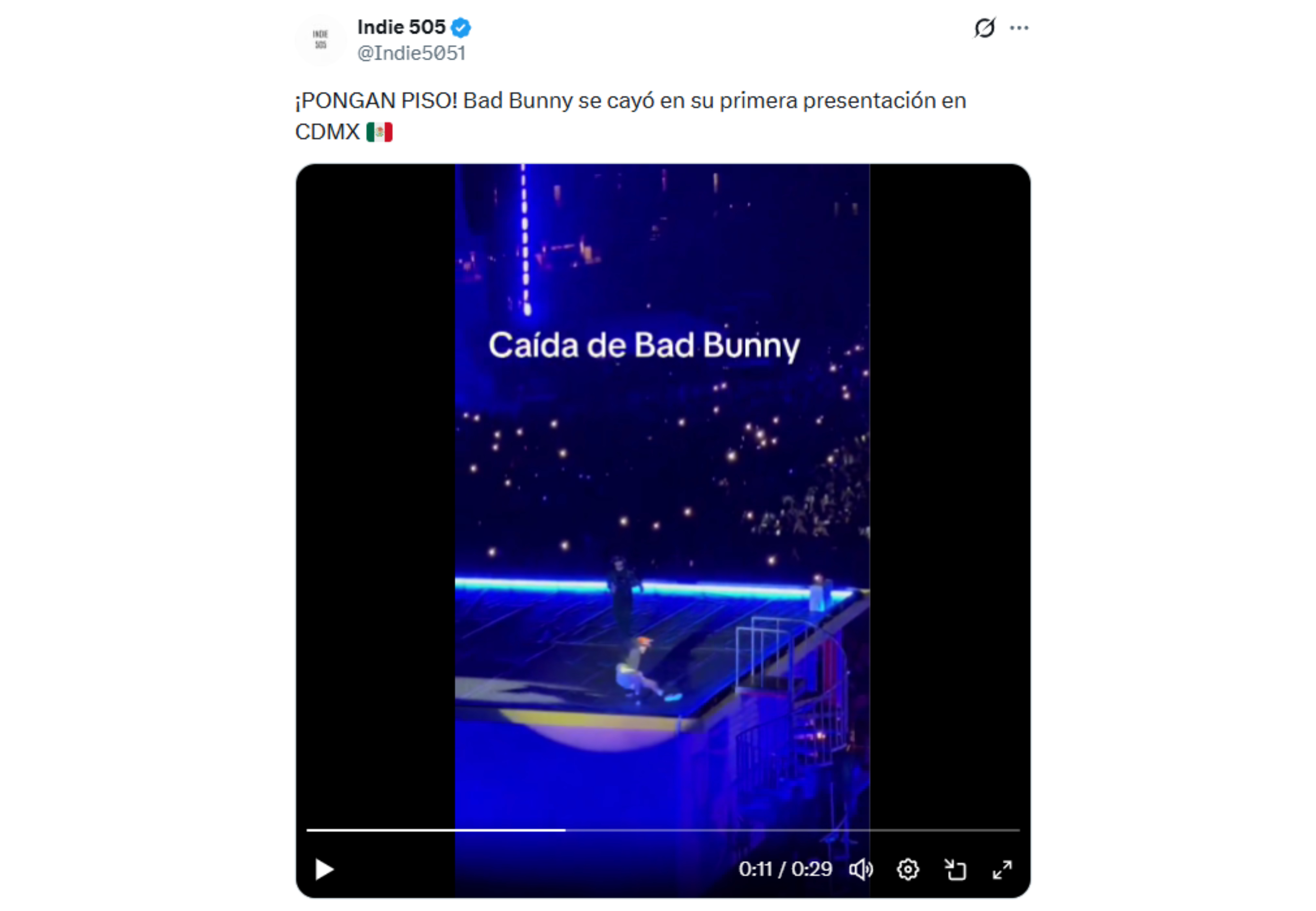 Bad Bunny sufrió una caída en pleno show.