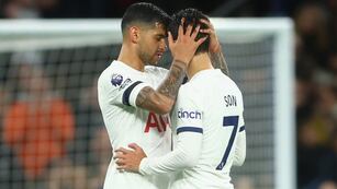 El Cuti Romero celebra con su amigo Son. Puntero en la Premier League (Foto: Prensa Tottenham).