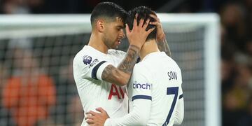 El Cuti Romero celebra con su amigo Son. Puntero en la Premier League (Foto: Prensa Tottenham).