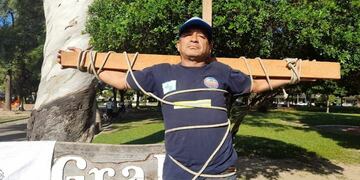 Un dirigente salteño se "crucificó" por un terreno para construir una escuela agrícola.