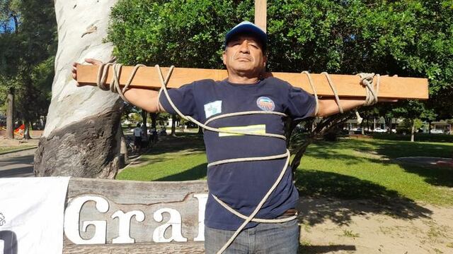 Un dirigente salteño se "crucificó" por un terreno para construir una escuela agrícola.