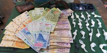 La Policía secuestró una importante cantidad de dosis de cocaína y un revolver, entre otros elementos.