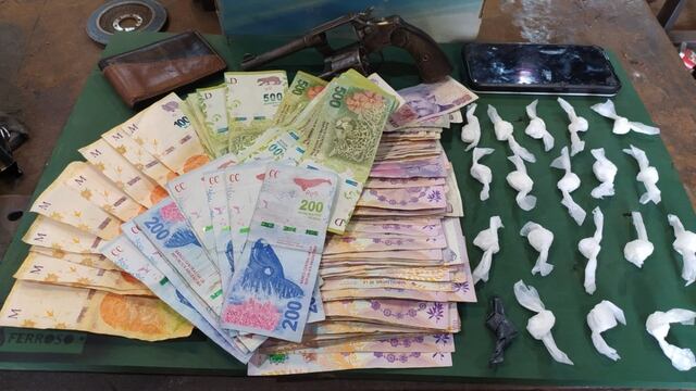 La Policía secuestró una importante cantidad de dosis de cocaína y un revolver, entre otros elementos.