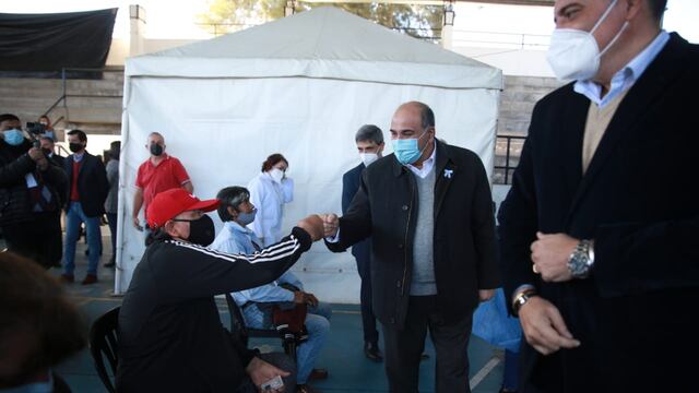 Manzur visitó el nodo de vacunación de Las Talitas.