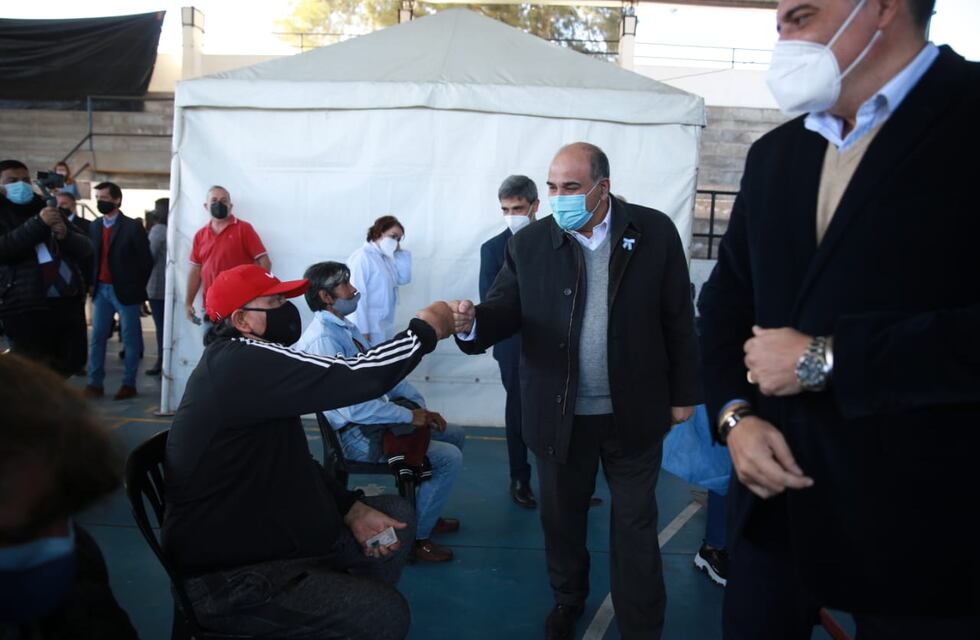 Juan Manzur: “Se va a trabajar sábados y domingo para cubrir todos los grupos de riesgo y etarios”