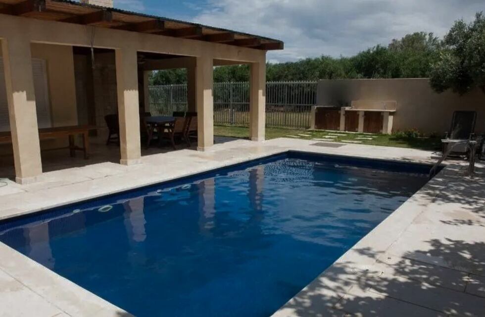 Tragedia en Córdoba: una mujer de 90 años fue encontrada sin vida en una piscina