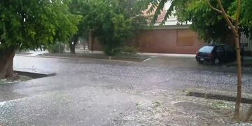 Abundante agua y granizo precipitó en San Rafael durante la tarde de este viernes.