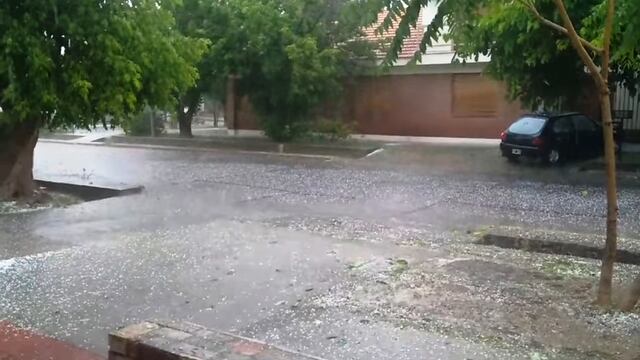 Abundante agua y granizo precipitó en San Rafael durante la tarde de este viernes.