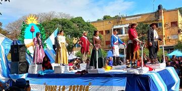 Una lograda carroza alegórica mostró a los personajes típicos de la época de la Revolución de Mayo, en los festejos en San Pedro de Jujuy.