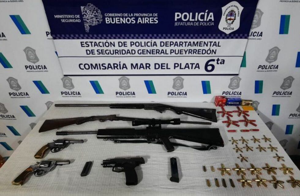 Su hija regaló una frazada, él la golpeó y cuando llegó la policía encontraron un arsenal en su casa