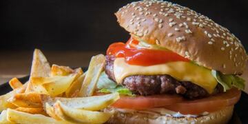 El debate en redes por las hamburguesas con papas fritas