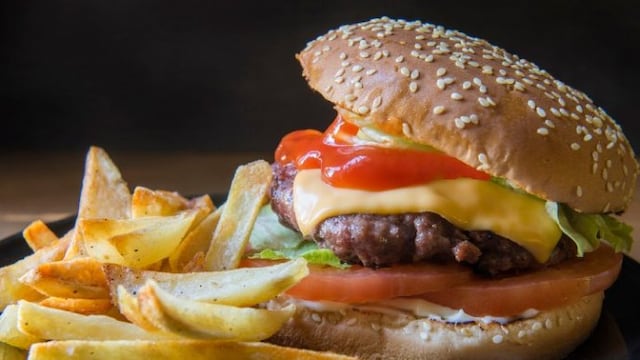 El debate en redes por las hamburguesas con papas fritas