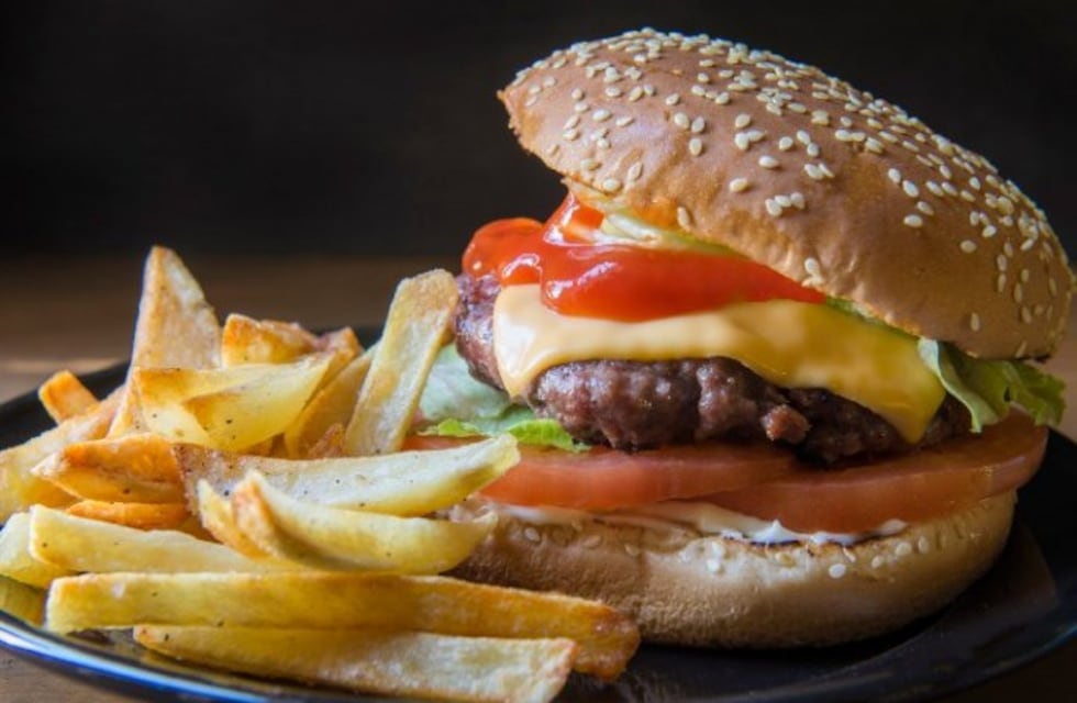 Debate en redes si las hamburguesas deben incluir las papas fritas o no