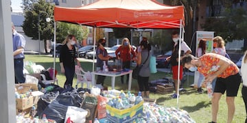 Algunas de las 2200 "ecobotellas" acercadas por vecinos el pasado 31 de marzo en una plaza carlospacense. (Foto: archivo).