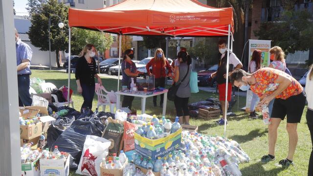 Algunas de las 2200 "ecobotellas" acercadas por vecinos el pasado 31 de marzo en una plaza carlospacense. (Foto: archivo).