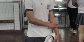 Varones con pollera. Ahora ocurrió en un colegio de Colonia Caroya. (Foto / Radio Jesús María)