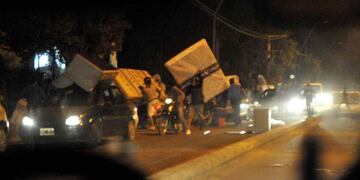 2013. El 3 y el 4 de diciembre, un grupo de policías se acuarteló. La desprotección derivó en saqueos y en vandalismo en la provincia. (La Voz / Archivo)