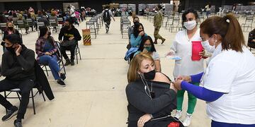 Vacunación docentes
En el estadio Arena Aconcagua de Ciudad se realizó la vacunación contra el Covid 19 a docentes y no docentes mayores de 50 años