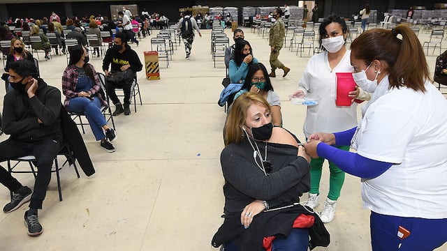 Vacunación docentes
En el estadio Arena Aconcagua de Ciudad se realizó la vacunación contra el Covid 19 a docentes y no docentes mayores de 50 años