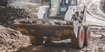 Red de agua potable en el KyD: construyen gaviones en la cisterna y se realiza el picado de roca para el acueducto