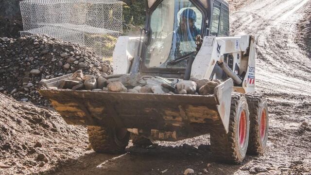 Red de agua potable en el KyD: construyen gaviones en la cisterna y se realiza el picado de roca para el acueducto