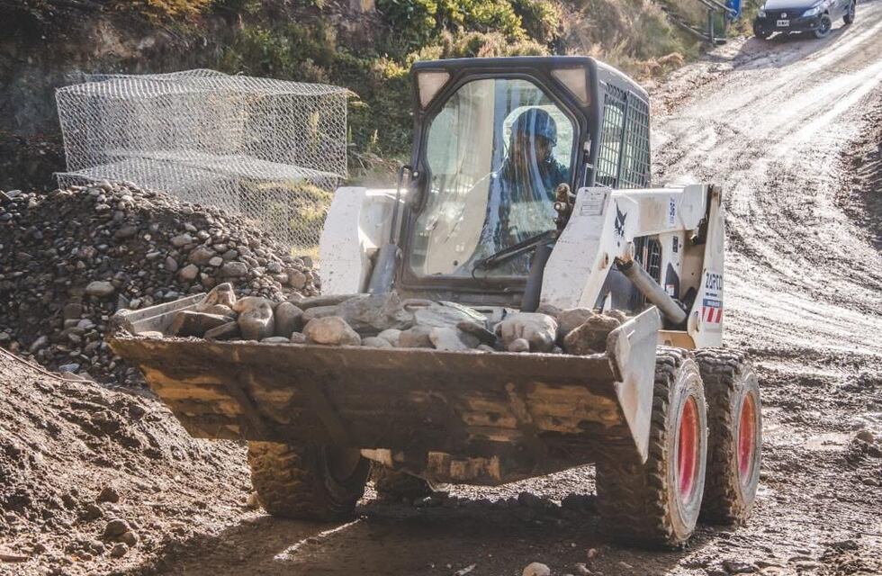 Red de agua potable en el KyD: construyen gaviones en la cisterna y se realiza el picado de roca para el acueducto