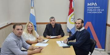 El titular de la Fiscalía Regional 5, Carlos María Vottero, con la intendenta de Ceres, Alejandra Dupouy, el Secretario Regional Mario Miretti, el Jefe de Gabinete de Ceres, Guillermo Cravero, y el Secretario de Gobierno, Federico Uberti.