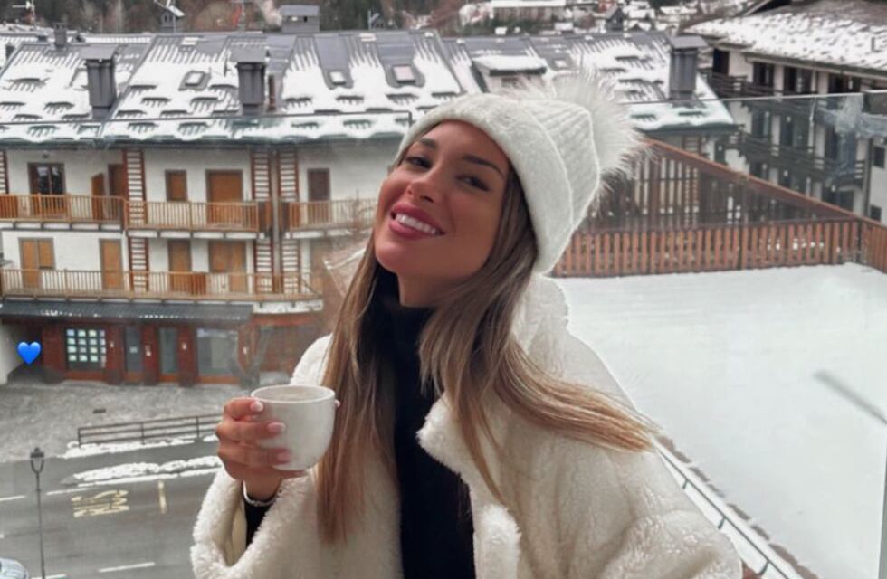 En microbikini y debajo de la nieve: la jugada foto de Agustina Gandolfo en su escapada por Italia