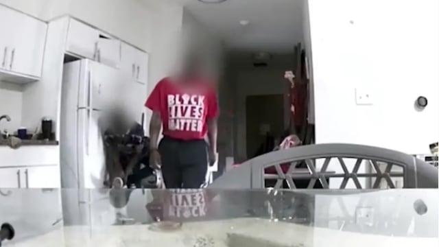 La cámara sigue transmitiendo desde la casa de los ladrones.