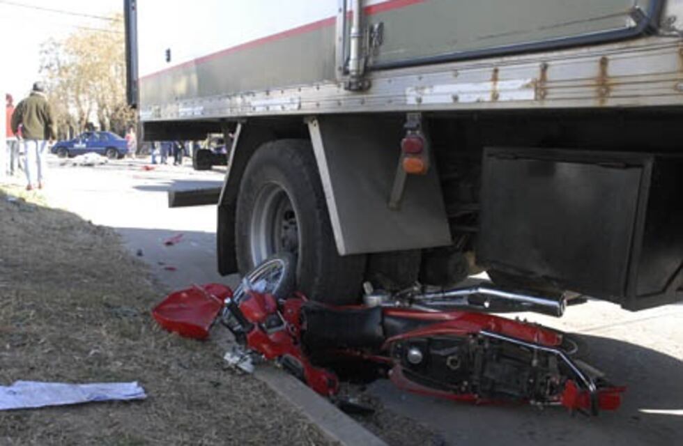 Un motociclista impactó contra un camión y falleció